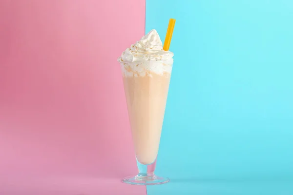 Glas Med Läcker Milkshake Färgbakgrund — Stockfoto