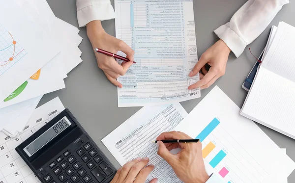 Contabili Fiscali Che Lavorano Con Documenti Tavola — Foto Stock