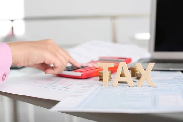 Joven Mujer Calculando Impuestos Mesa Primer Plano — Foto de Stock