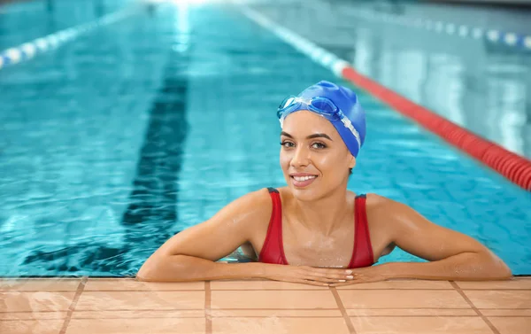 Sportieve Jongedame Zwembad — Stockfoto