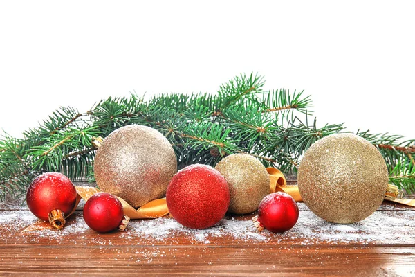 テーブルの上のお祭りの装飾が施された美しいクリスマスの組成 — ストック写真