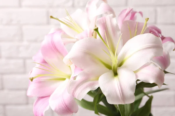 Piękne Kwiaty Kwitnący Lilia Tle Ściany Cegła — Zdjęcie stockowe