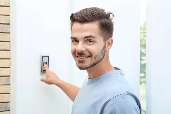 Joven Presionando Escáner Huellas Dactilares Sistema Alarma Interior — Foto de Stock