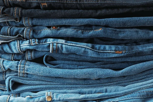 Farklı Renklerde Arka Plan Olarak Yığılmış Kot Pantolon — Stok fotoğraf