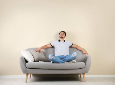 Mutlu genç adam evde klima uzaktan kumandalı