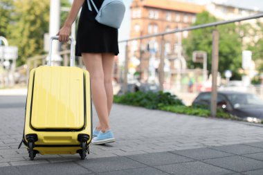 Sarı taşımak üstünde bavul açık havada olan kadın