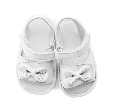 Şirin bebek sandalet çifti yay beyaz arka planda, üstten görünüm ile dekore edilmiş