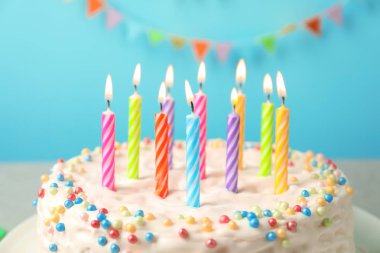 Yanan mumlar, closeup ile lezzetli Doğum günü pastası