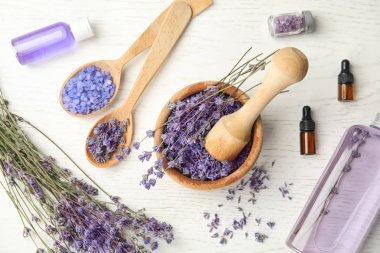Lavanta çiçekleri ve doğal kozmetik ürünleri ahşap arka plan düz yatıyordu kompozisyonu