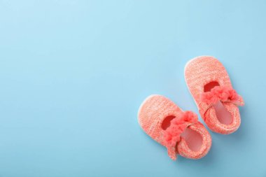 Renkli arka planda şirin bebek sandaletleri, üst manzara.