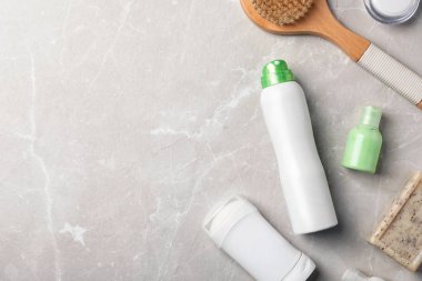 Deodorantlar ve tuvalet malzemeleri gri arka plan üzerinde düz yatıyordu kompozisyonu