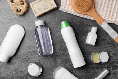 Deodorant ve tuvalet malzemeleri gri arka plan üzerinde düz yatıyordu kompozisyonu