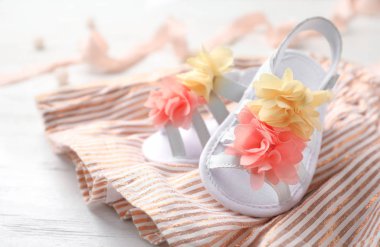 Şirin bebek sandalet ve giyim tablo çifti