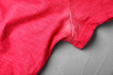 T-shirt gri arka plan, closeup deodorant leke ile