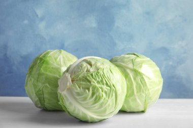 Bütün lahana beyaz masada. Sağlıklı gıda