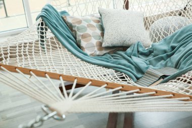 Ekose ve yastıklar oturma odasında rahat hamak