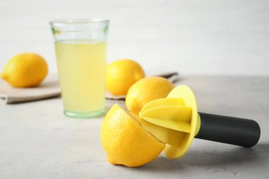 Olgun taze limon ve rayba masada