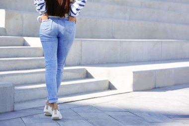 Genç hipster kadın şık Jeans merdiven açık havada duran