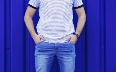 Genç hipster dostum renk duvara yakın poz şık kot pantolon