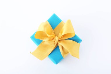 Güzel hediye kutusu ile kurdele beyaz arka plan üzerinde