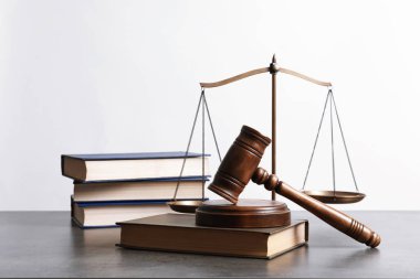 Tahta tokmak, ölçekler Adalet ve kitap masada. Hukuk kavramı