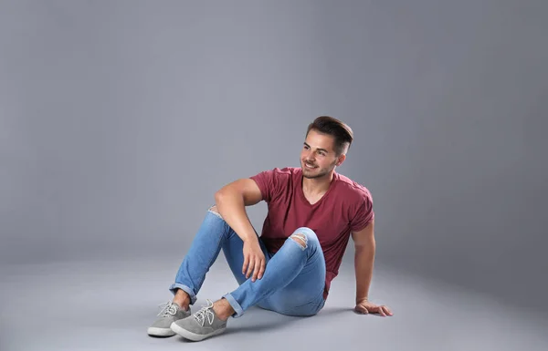 Hombre Joven Jeans Con Estilo Sobre Fondo Gris — Foto de Stock