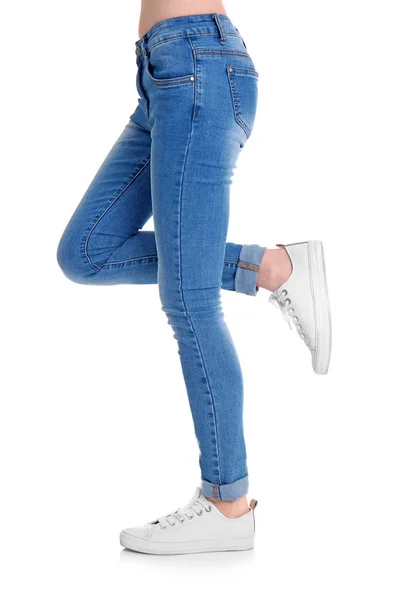白い背景のスタイリッシュなジーンズの若い女性 — ストック写真