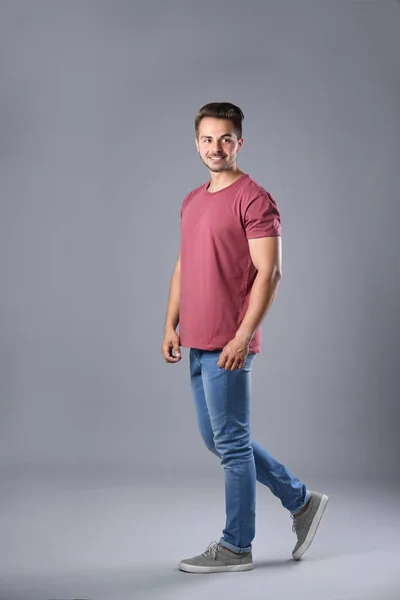 Unge Mann Stilige Jeans Grå Bakgrunn – stockfoto