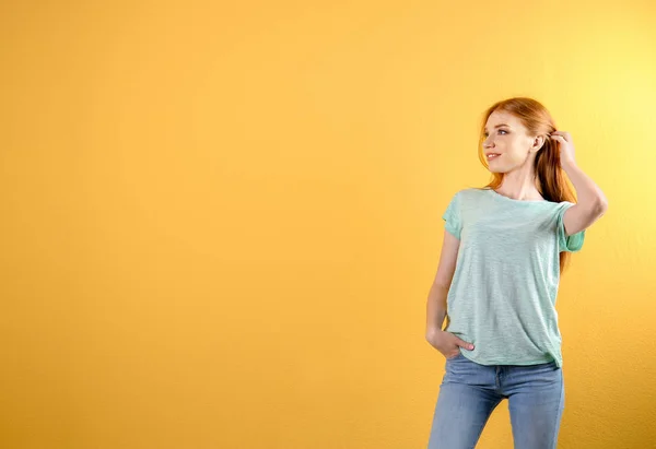 Mujer Joven Jeans Con Estilo Sobre Fondo Color —  Fotos de Stock