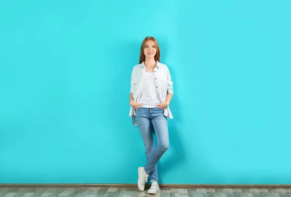 Mujer Joven Jeans Con Estilo Cerca Pared Color — Foto de Stock