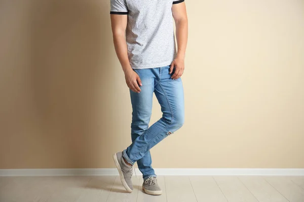 Ung Man Snygga Jeans Nära Ljus Vägg — Stockfoto