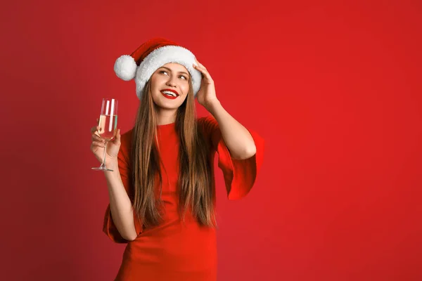 Noel Baba Şapkası Ile Şampanya Renk Arka Plan Üzerinde Genç — Stok fotoğraf
