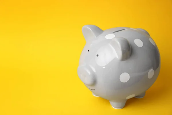 Grijze Piggy Bank Kleur Achtergrond Geld Besparing — Stockfoto