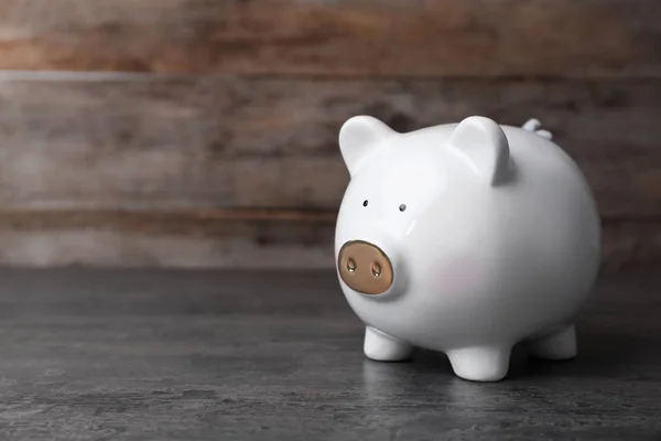 Witte Piggy Bank Grijze Tafel Geld Besparing — Stockfoto