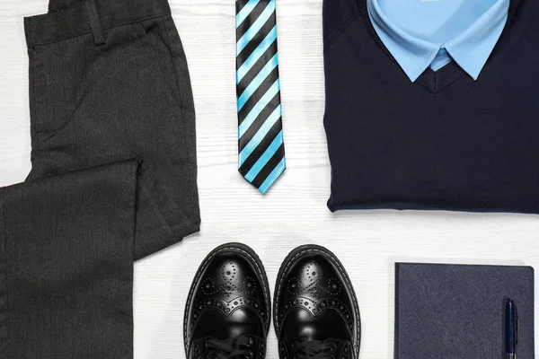 Scuola Uniforme Ragazzo Sfondo Bianco Legno Vista Dall Alto — Foto Stock