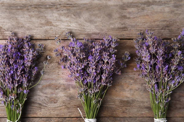 Composición Plana Con Flores Lavanda Sobre Fondo Madera —  Fotos de Stock