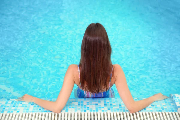 Junge Frau Steht Blauem Schwimmbad — Stockfoto