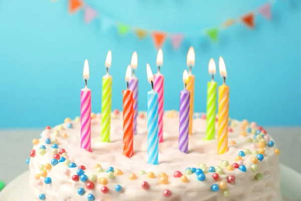 Delicioso Pastel Cumpleaños Con Velas Encendidas Primer Plano —  Fotos de Stock