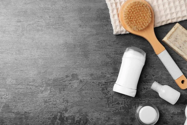 Deodorant ve tuvalet malzemeleri gri arka plan üzerinde düz yatıyordu kompozisyonu
