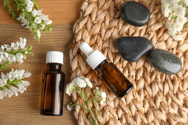 Composición Plana Con Aceite Esencial Piedras Spa Flores Sobre Mesa — Foto de Stock