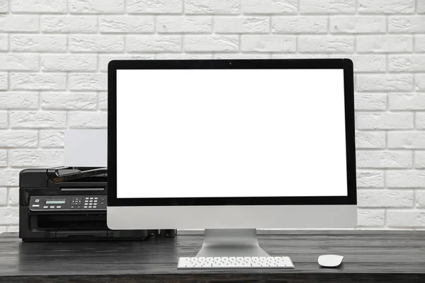 Computer Auf Schreibtisch Gegen Ziegelwand Homeoffice Komfortabler Arbeitsplatz — Stockfoto
