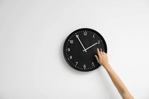 Жінка Вказує Годинник Білому Тлі Концепція Часу — стокове фото