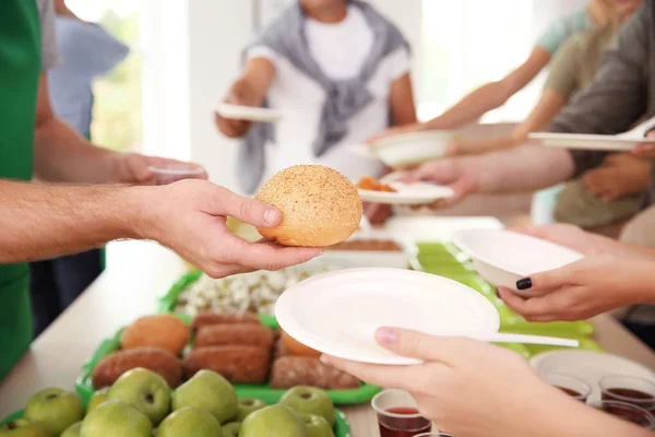 Voluntarios Sirviendo Comida Para Pobres Interior — Foto de Stock