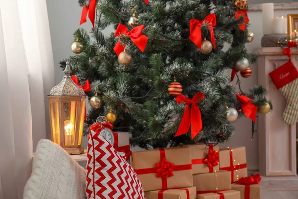 Dekorative Laterne Auf Tisch Und Weihnachtsbaum Mit Geschenkboxen Stilvollen Wohnzimmerinterieur — Stockfoto