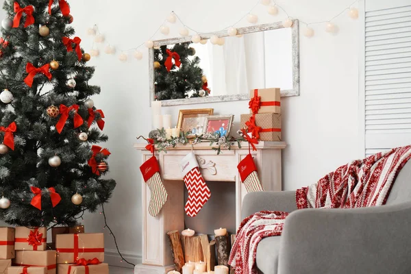 Κομψό Σαλόνι Εσωτερικό Διακοσμημένο Χριστουγεννιάτικο Δέντρο — Φωτογραφία Αρχείου