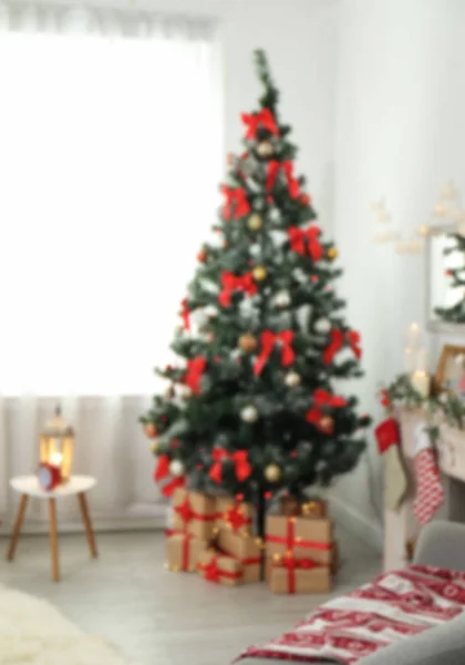 Vista Sfocata Interni Eleganti Soggiorno Con Albero Natale Decorato — Foto Stock