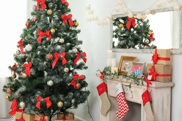 Lareira Decorada Árvore Natal Interior Elegante Sala Estar — Fotografia de Stock