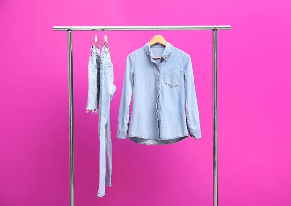 Rack Stylish Jeans Denim Clothes Color Background — Stock Photo, Image
