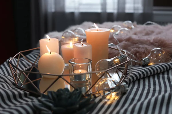 ストライプ生地に非常に熱い蝋燭とトレイ — ストック写真
