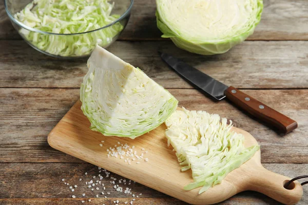 Tabla Cortar Con Repollo Picado Rebanado Mesa —  Fotos de Stock